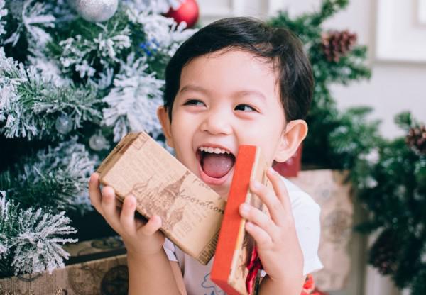 Vợ chồng Khánh Thi - Phan Hiển và con trai Kubi sặc sỡ đón Giáng sinh - 4