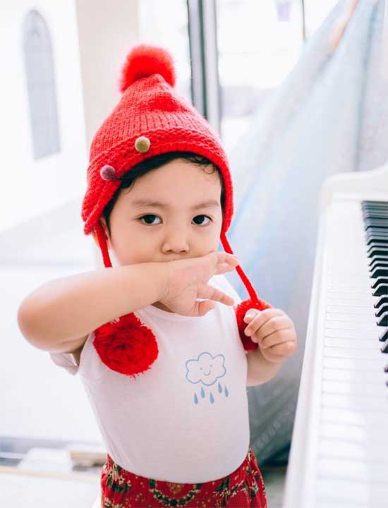 Vợ chồng Khánh Thi - Phan Hiển và con trai Kubi sặc sỡ đón Giáng sinh - 3