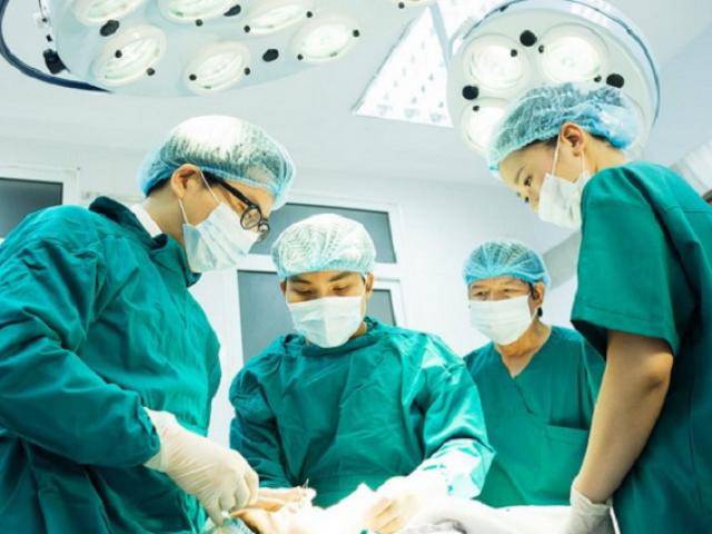 Người đàn ông có tinh hoàn to như trứng đà điểu trong ổ bụng suốt 50 năm