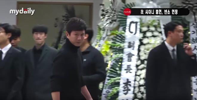 Bạn gái cũ Shin Se Kyung rưng rưng nước mắt ngậm ngùi đến đám tang Jonghyun SHINee - 8