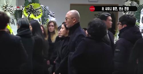 Bạn gái cũ Shin Se Kyung rưng rưng nước mắt ngậm ngùi đến đám tang Jonghyun SHINee - 4