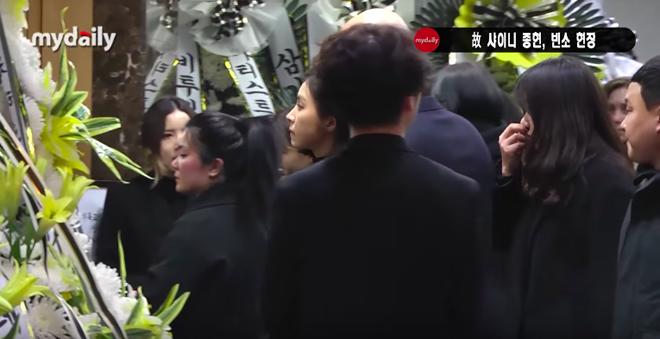 Bạn gái cũ Shin Se Kyung rưng rưng nước mắt ngậm ngùi đến đám tang Jonghyun SHINee - 5