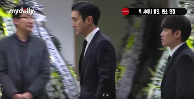 Bạn gái cũ Shin Se Kyung rưng rưng nước mắt ngậm ngùi đến đám tang Jonghyun SHINee - 10