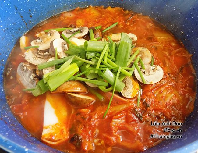 Cách nấu nướng lẩu kim chi hải sản Nước Hàn sâu cay ngon đích thị vị - 3