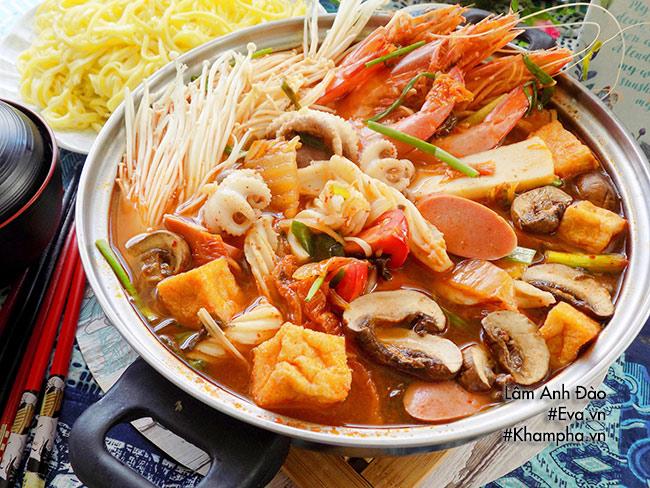 Cách nấu nướng lẩu kim chi hải sản Nước Hàn sâu cay ngon đích thị vị - 5