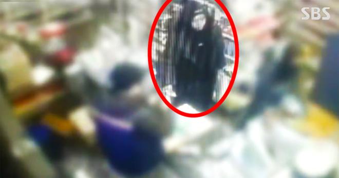 Lộ hình ảnh cuối cùng có phần bất thường của Jonghyun tại cửa hàng tiện lợi trước khi tự tử - 3