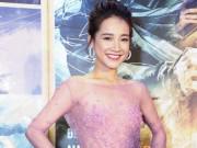 Làng sao - Nhã Phương "lẻ bóng" đến ra mắt phim, né tránh khi được hỏi về Trường Giang