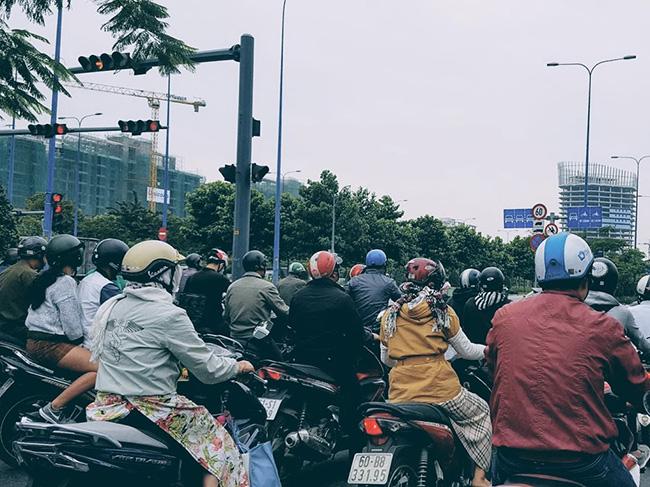 Sài Gòn lạnh như mùa đông Hà Nội, người dân mặc áo ấm, quàng khăn kín mít ra đường - 1