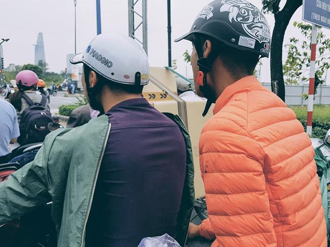 Sài Gòn lạnh như mùa đông Hà Nội, người dân mặc áo ấm, quàng khăn kín mít ra đường - 2