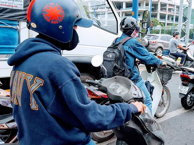 Sài Gòn lạnh như mùa đông Hà Nội, người dân mặc áo ấm, quàng khăn kín mít ra đường - 3