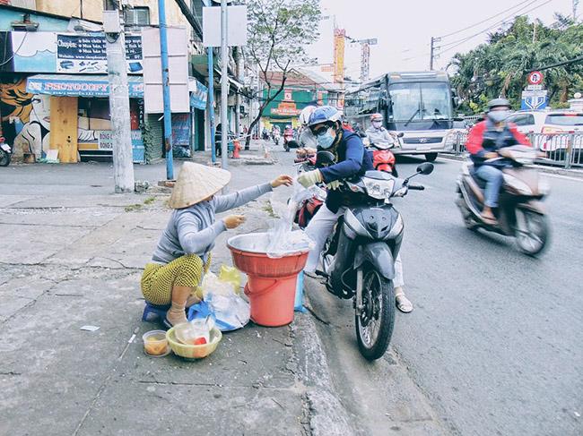 Sài Gòn lạnh như mùa đông Hà Nội, người dân mặc áo ấm, quàng khăn kín mít ra đường - 7