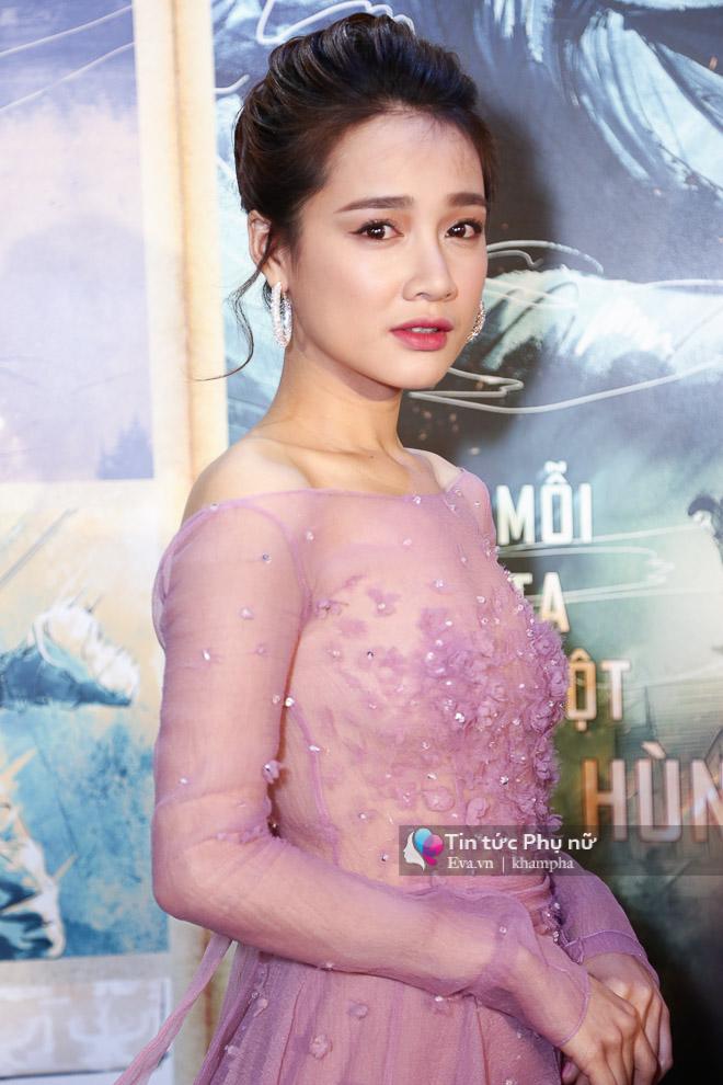 Nhã Phương amp;#34;lẻ bóngamp;#34; đến ra mắt phim, né tránh khi được hỏi về Trường Giang - 2