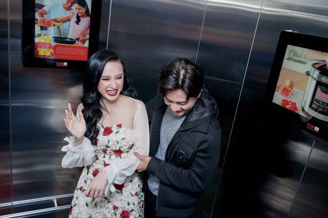 Angela Phương Trinh suýt ngất, ôm chặt amp;#34;Thầy giáo mưaamp;#34; khi trải nghiệm thang máy thực tế ảo - 5