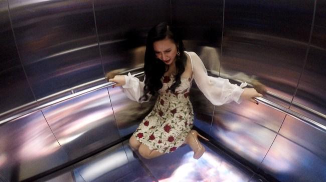 Angela Phương Trinh suýt ngất, ôm chặt amp;#34;Thầy giáo mưaamp;#34; khi trải nghiệm thang máy thực tế ảo - 4