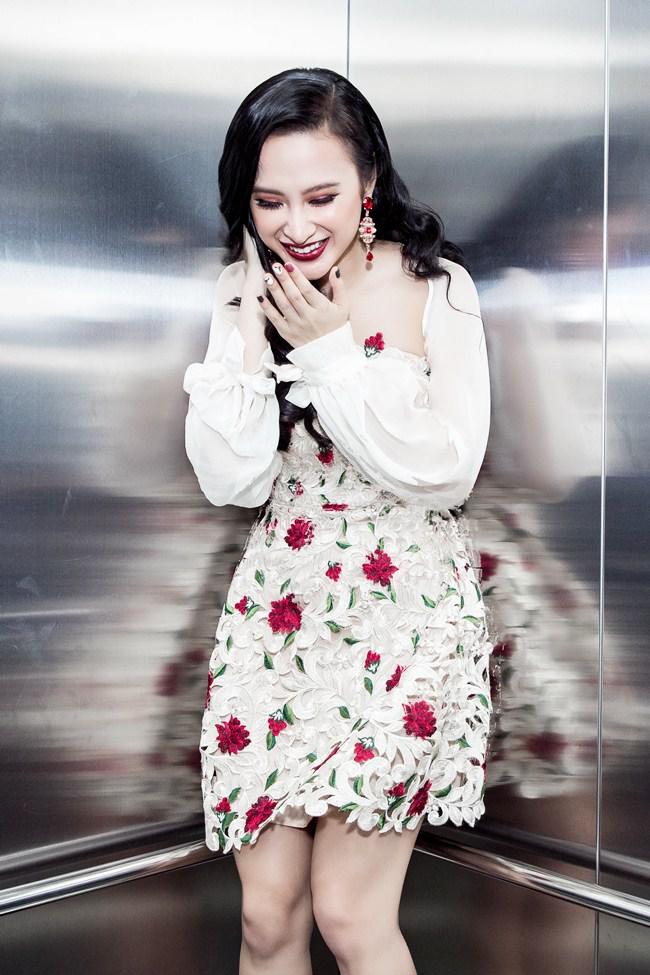 Angela Phương Trinh suýt ngất, ôm chặt amp;#34;Thầy giáo mưaamp;#34; khi trải nghiệm thang máy thực tế ảo - 3