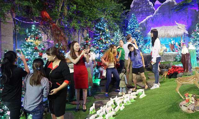 khong gian giang sinh cuc ki hoanh trang trong biet thu trieu do cua dam vinh hung - 6