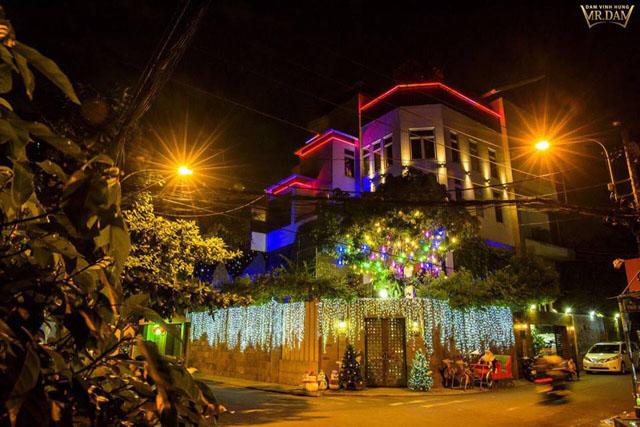 khong gian giang sinh cuc ki hoanh trang trong biet thu trieu do cua dam vinh hung - 1