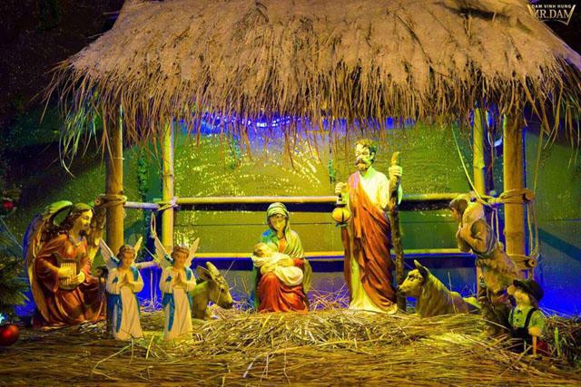 khong gian giang sinh cuc ki hoanh trang trong biet thu trieu do cua dam vinh hung - 8