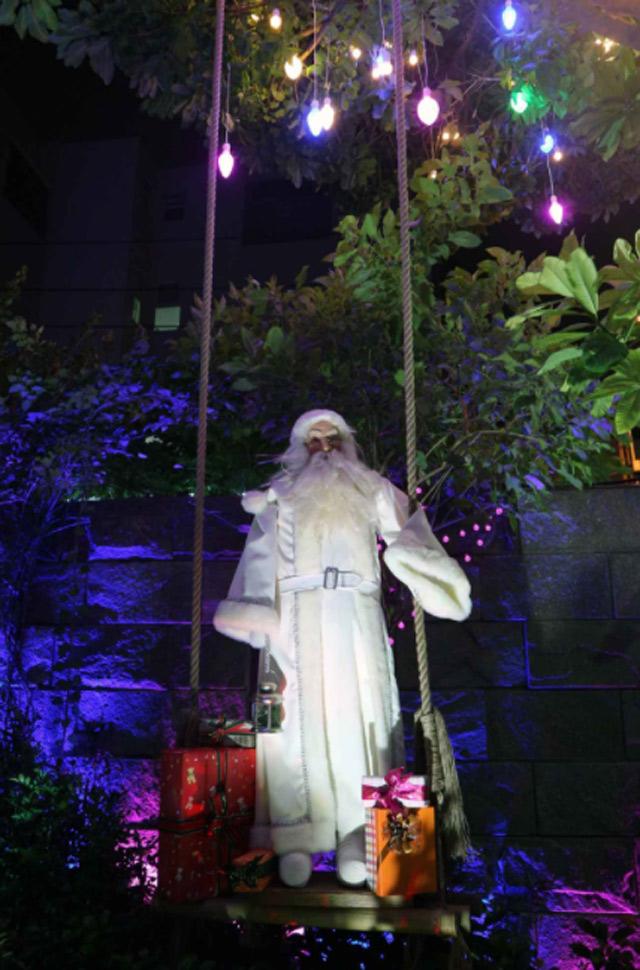 khong gian giang sinh cuc ki hoanh trang trong biet thu trieu do cua dam vinh hung - 10