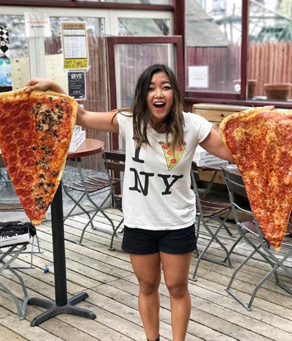 Sốt xình xịch món pizza amp;#34;khổng lồamp;#34; to bằng tấm thảm, giá 240 nghìn/miếng - 7