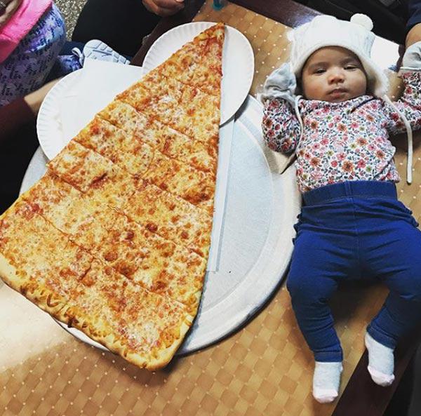 Sốt xình xịch món pizza amp;#34;khổng lồamp;#34; to bằng tấm thảm, giá 240 nghìn/miếng - 8