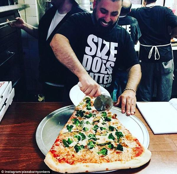 Sốt xình xịch món pizza amp;#34;khổng lồamp;#34; to bằng tấm thảm, giá 240 nghìn/miếng - 6