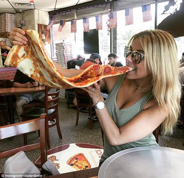 Sốt xình xịch món pizza amp;#34;khổng lồamp;#34; to bằng tấm thảm, giá 240 nghìn/miếng - 2