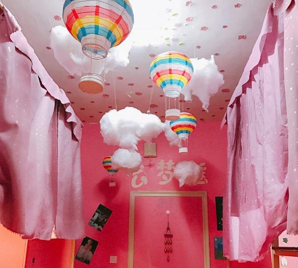 dan tinh "sot ran ran" voi phong ktx mau hong lung linh nhu buoc ra tu truyen ngon tinh - 3