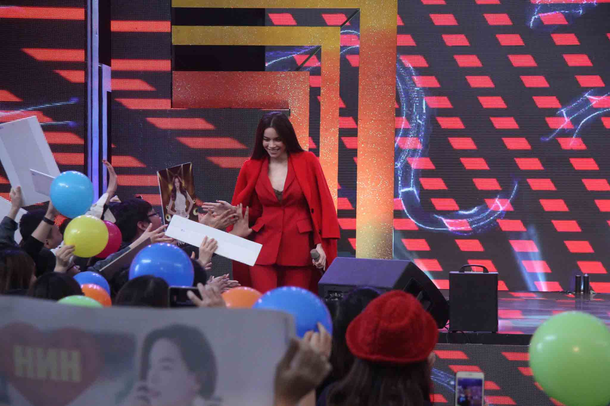 Công khai tháp tùng Hồ Ngọc Hà, Kim Lý say sưa ngắm bạn gái từ hàng ghế khán giả - 3