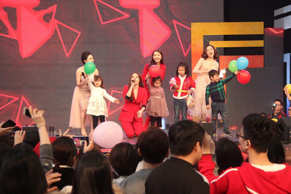 Công khai tháp tùng Hồ Ngọc Hà, Kim Lý say sưa ngắm bạn gái từ hàng ghế khán giả - 5