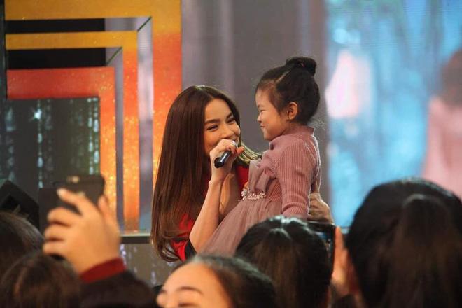 Công khai tháp tùng Hồ Ngọc Hà, Kim Lý say sưa ngắm bạn gái từ hàng ghế khán giả - 4