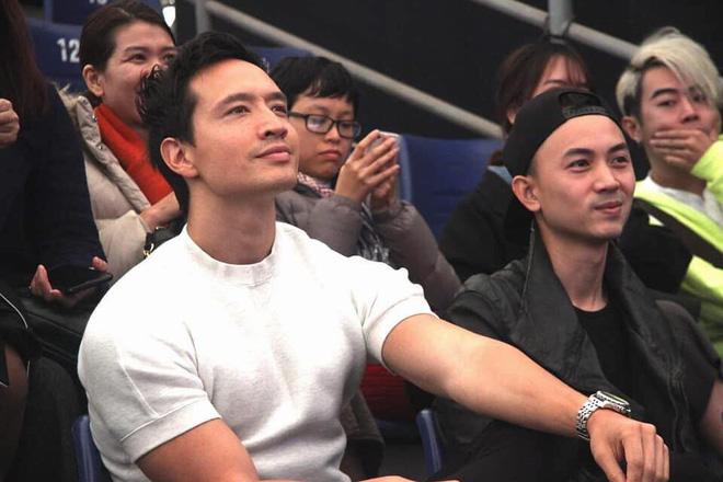 Công khai tháp tùng Hồ Ngọc Hà, Kim Lý say sưa ngắm bạn gái từ hàng ghế khán giả - 1