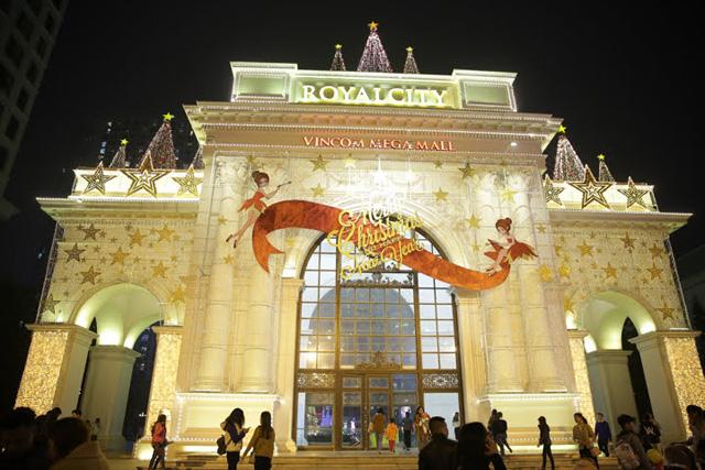 Hà Nội, TP HCM: Người dân thích thú xuống đường chơi Noel sớm - 6