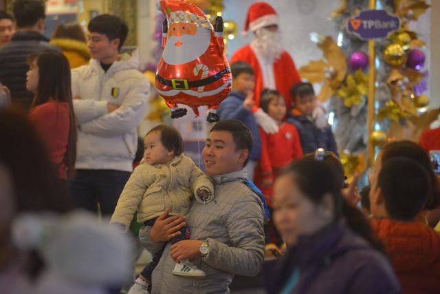 Hà Nội, TP HCM: Người dân thích thú xuống đường chơi Noel sớm - 8