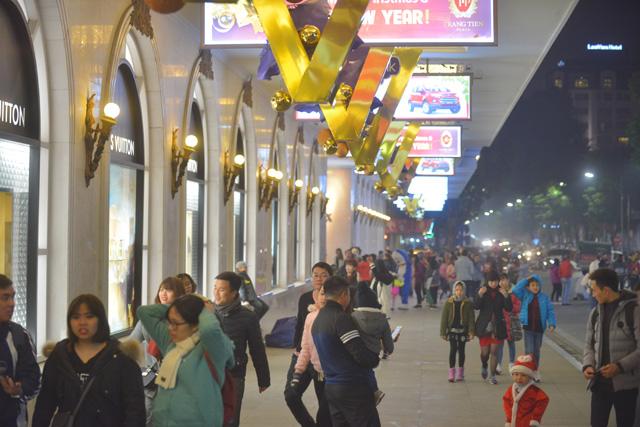 Hà Nội, TP HCM: Người dân thích thú xuống đường chơi Noel sớm - 5