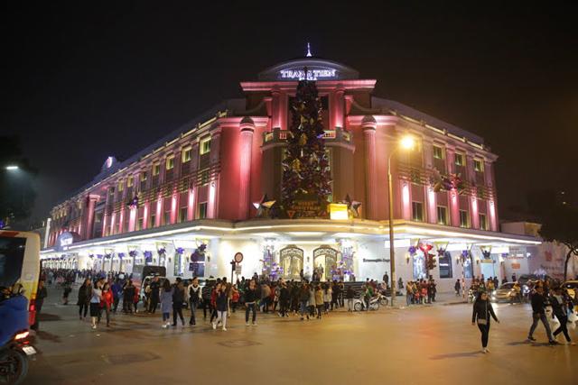 Hà Nội, TP HCM: Người dân thích thú xuống đường chơi Noel sớm - 4