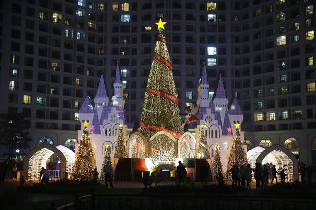 Hà Nội, TP HCM: Người dân thích thú xuống đường chơi Noel sớm - 7