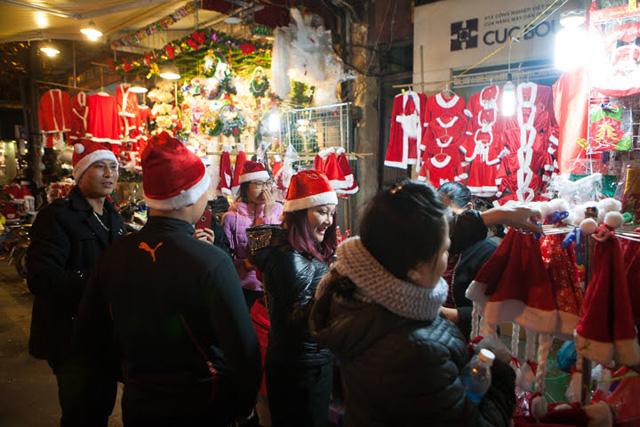 Hà Nội, TP HCM: Người dân thích thú xuống đường chơi Noel sớm - 9