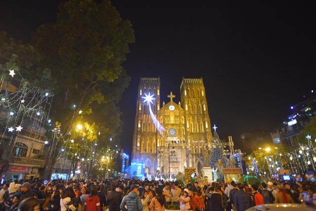 Hà Nội, TP HCM: Người dân thích thú xuống đường chơi Noel sớm - 1