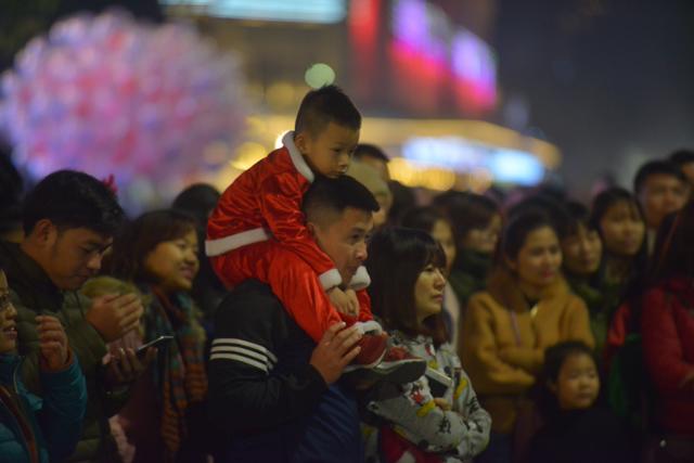 Hà Nội, TP HCM: Người dân thích thú xuống đường chơi Noel sớm - 2