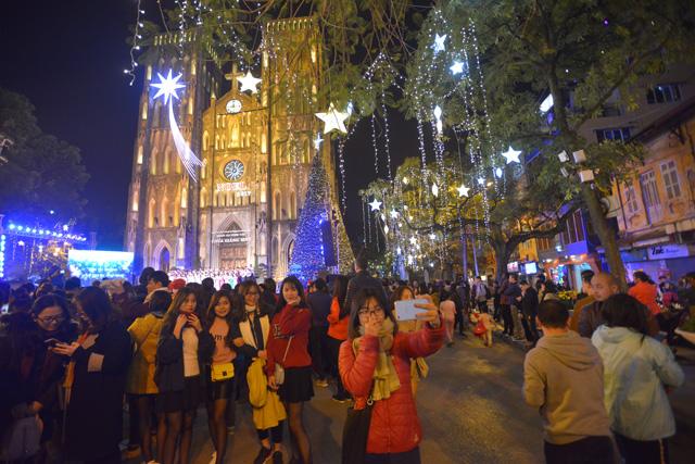 Hà Nội, TP HCM: Người dân thích thú xuống đường chơi Noel sớm - 3
