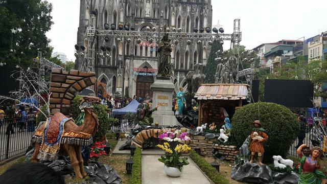 Hà Nội, TP HCM: Người dân thích thú xuống đường chơi Noel sớm - 16