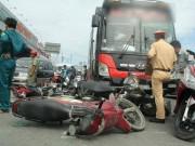 Tin tức - TP.HCM: Xe khách “điên” đâm hàng loạt xe máy đang chờ đèn đỏ, nhiều người bị thương