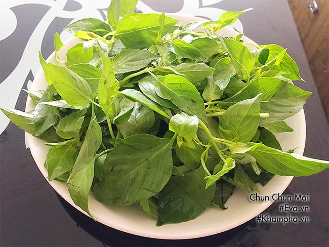 Lẩu gà lá é nóng hổi, đậm đà hương vị vùng đất Phú Yên - 4