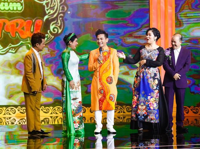 “MC khẩu nghiệp” của năm tung tin nghệ sĩ Minh Nhí bỏ chạy trên đôi guốc cao - 2