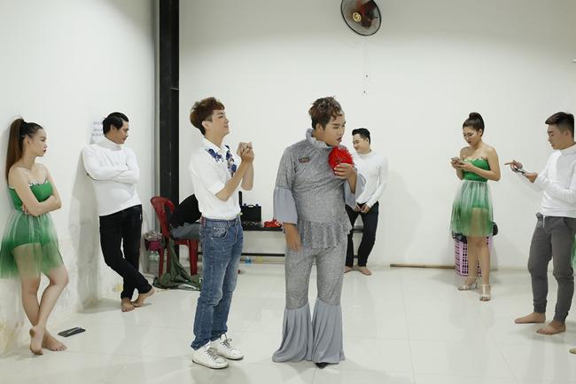 “MC khẩu nghiệp” của năm tung tin nghệ sĩ Minh Nhí bỏ chạy trên đôi guốc cao - 4