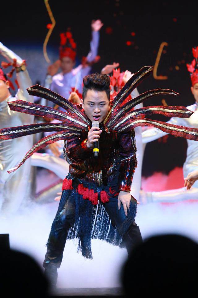 Tùng Dương mang đôi cánh hoành tráng không thua kém Victoriaamp;#39;s Secret lên sân khấu - 7