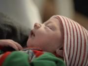 Bà bầu - Trời lạnh -2 độ C, bà mẹ phải sinh con giữa đường vì không kịp đến bệnh viện