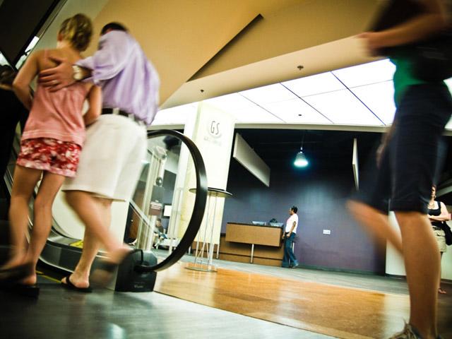 Tổng hợp những tai nạn khi đi thang cuốn của trẻ khiến các ông bố bà mẹ phải rùng mình