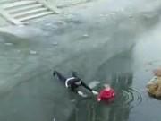 Clip Eva - Người đàn ông lao xuống dòng sông băng cứu cụ bà bị mắc kẹt giữa dòng nước lạnh